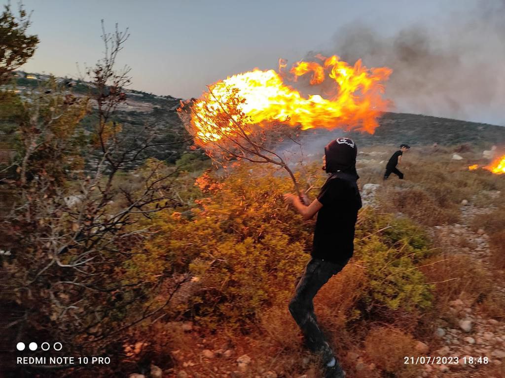 ML35209678's tweet photo. #فلسطين 🇵🇸 | مواجهات بين الشبان والمستوطنين في بلدة قراوة بني حسان غرب سلفيت عقب احراق أراضي المواطنين بمنطقة الراس شمال البلدة
#FreePalestine #ResistanceIsARight #ResistanceIsAMust #EndTheOccupation https://t.co/X0RtfYQ4ln