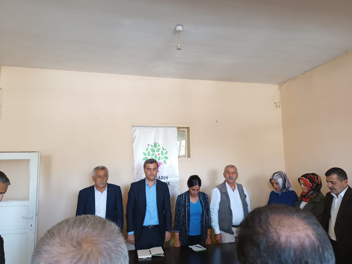 DEMPartiWan's tweet photo. Yeniden yapılanma ve yenilenme toplantılarımız kapsamında #Baskale ilçemizde halkımızla bir araya geldik.
PM üyemiz Abdullah Zeydan ,ilçe örgütümüz, Belediye Eş Başkanlarımız ve ilçe örgütümüzle yeniden inşa sürecini halkımızla tartıştık. https://t.co/cVrFes7Ywu