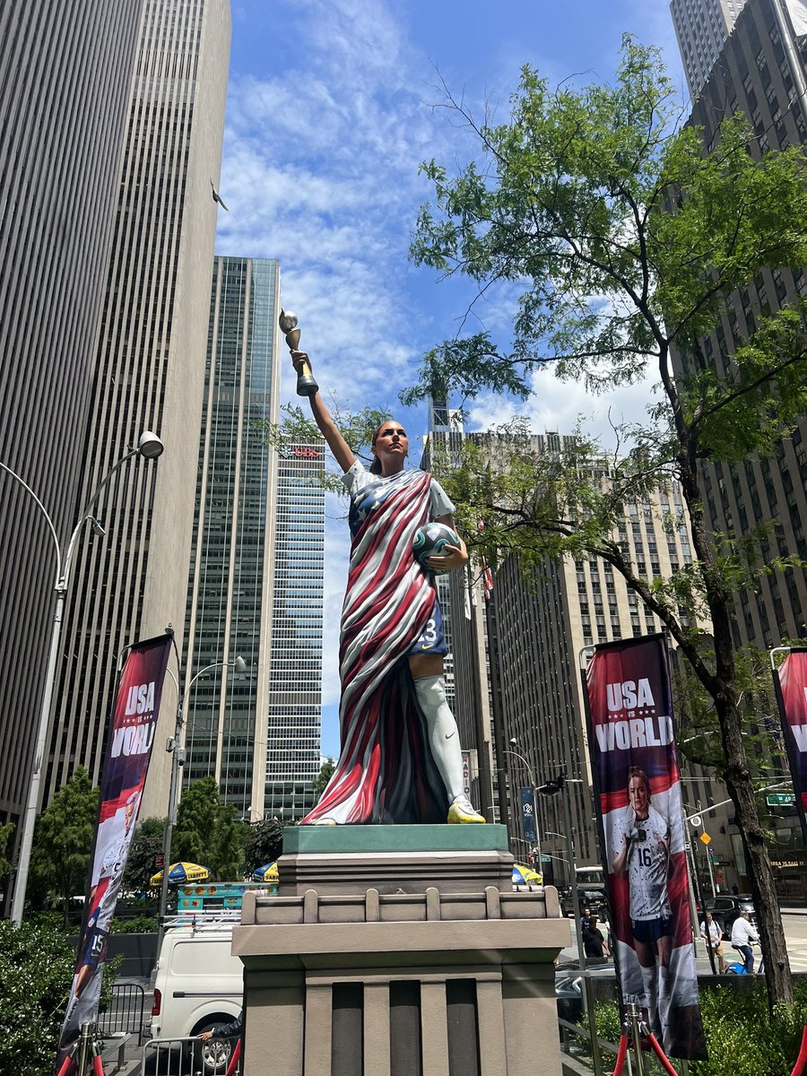 ethanbudowsky's tweet photo. Came to NYC and ran into the queen of America #LibertyAlex https://t.co/kT8j3RN1YI
