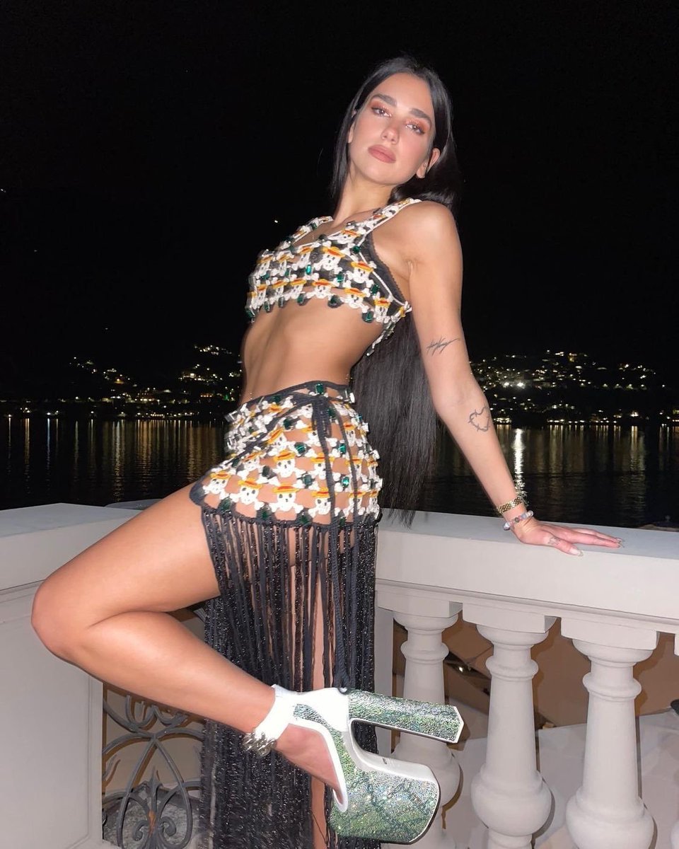 addictionlipa's tweet photo. dua lipa is absolutely stunning https://t.co/VASG4MprF2