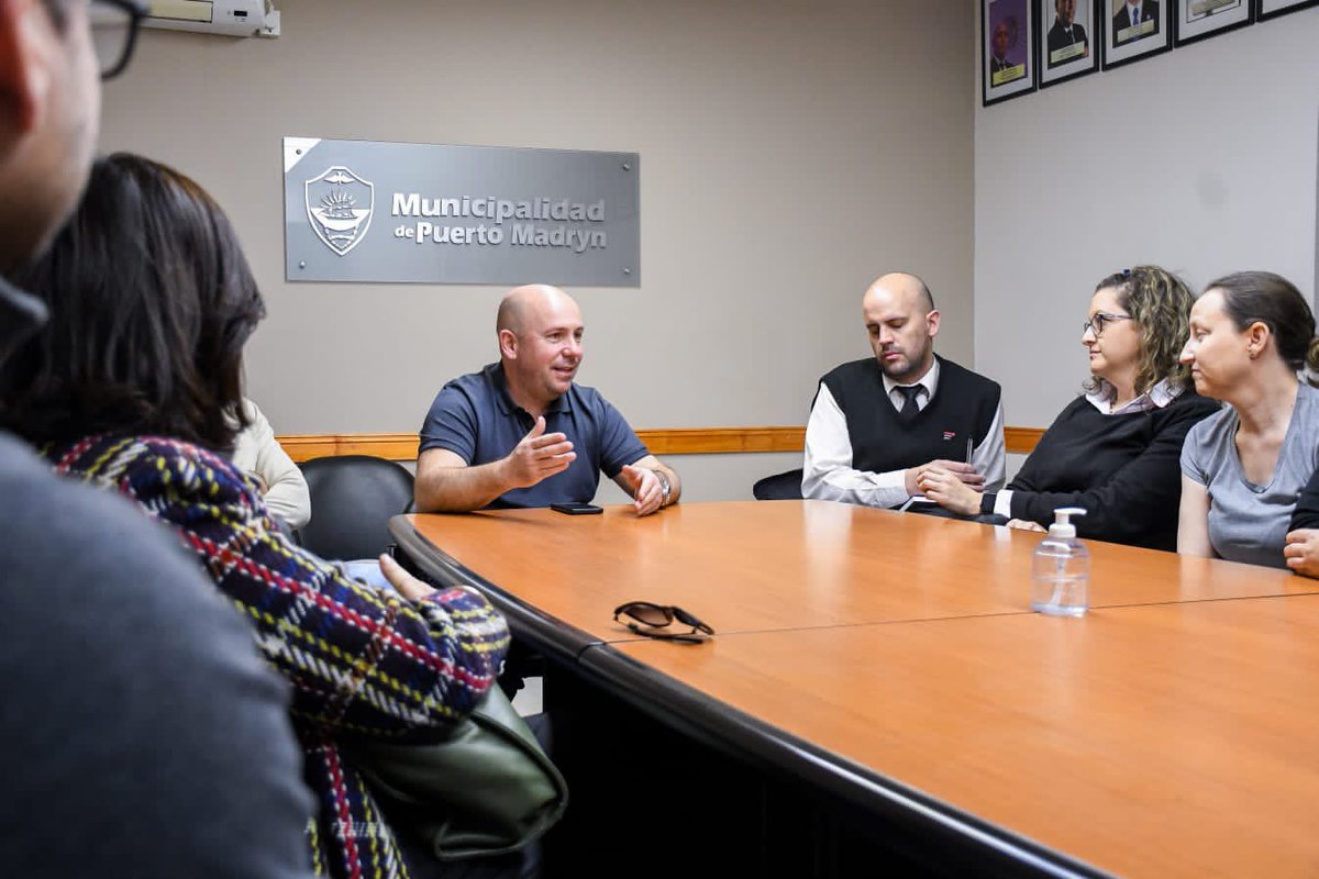 Gus_Sastre's tweet photo. En el marco del diálogo con todos y cada uno de los espacios e instituciones de #PuertoMadryn, hoy recibimos a un grupo de trabajadores del Banco del Chubut para avanzar en diferentes temáticas. 

#HaciendoMadryn https://t.co/BIubyDSM2b