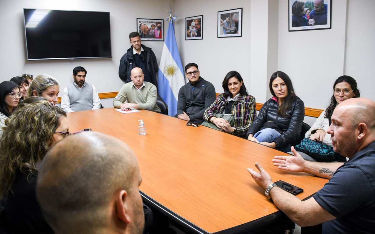 Gus_Sastre's tweet photo. En el marco del diálogo con todos y cada uno de los espacios e instituciones de #PuertoMadryn, hoy recibimos a un grupo de trabajadores del Banco del Chubut para avanzar en diferentes temáticas. 

#HaciendoMadryn https://t.co/BIubyDSM2b