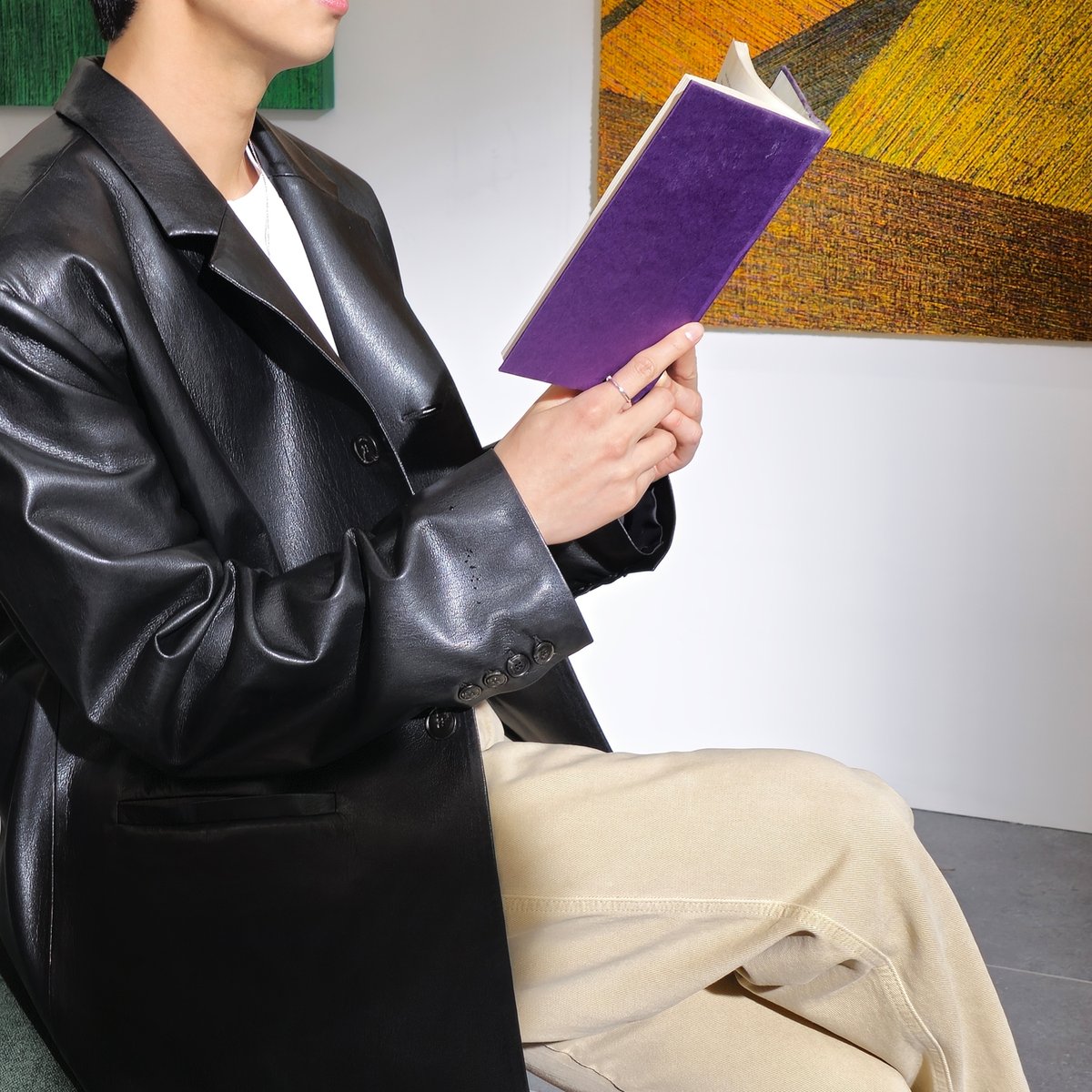 SamsungMobileUS's tweet image. His favorite combo: 📚 + 💜 

Can you guess who he is? RT with your answer! @BTS_twt 

#SamsungUnpacked