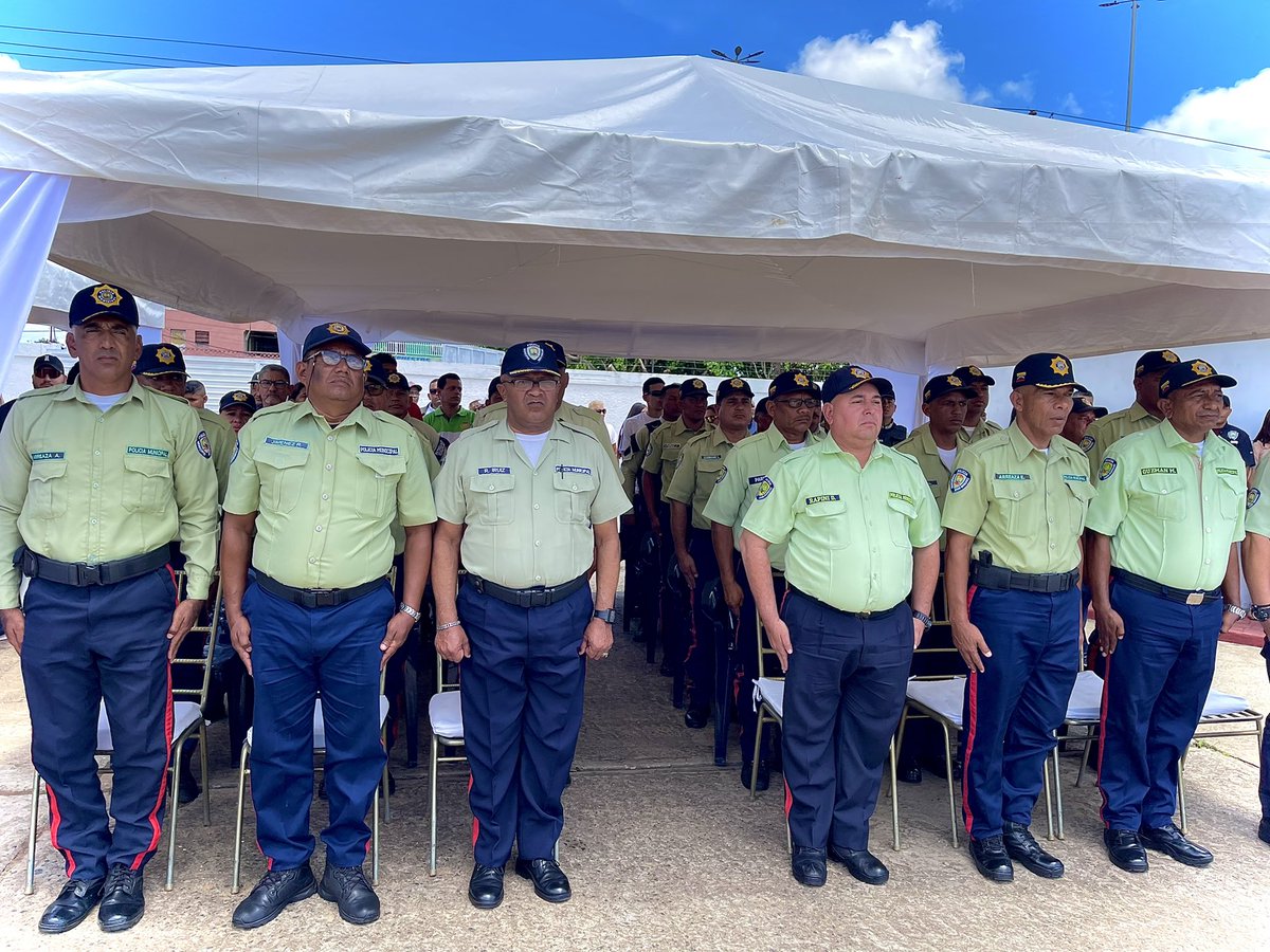 lilysosunam's tweet photo. #21Jul Hoy estuve en la sede de #POLISOSIR en el Acto de Ascenso de funcionarios a su rango superior inmediato 🙏🏻♥️ Felicidades a todos estos funcionarios en su labor 👏🏻 Tenemos el compromiso de hacer de El Tigre una ciudad de seguridad, #BienestarYProgreso https://t.co/DKP8rUYeUu