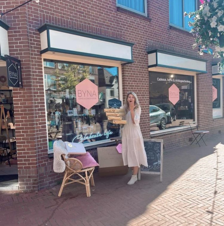 BYNA conceptstore stopt in Poeldijk 🥲. Onze enige koffiecorner en vooral ontmoetingsplek, waar vaste klanten gezellig kwamen voor koffie en een praatje. <a href="/nadien1988/">nadine noorlander</a> Nadine, veel succes met je (zakelijke) cadeau concepten! En ik hoop dat iemand anders de uitdaging aan gaat.