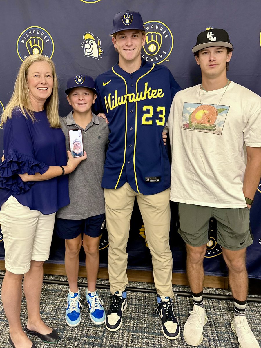 Brewers's tweet image. Two more of our newest Brewers!
 
Meet Cooper Pratt and Eric Bitonti, our Draft picks who signed today at our Arizona complex.

#ThisIsMyCrew