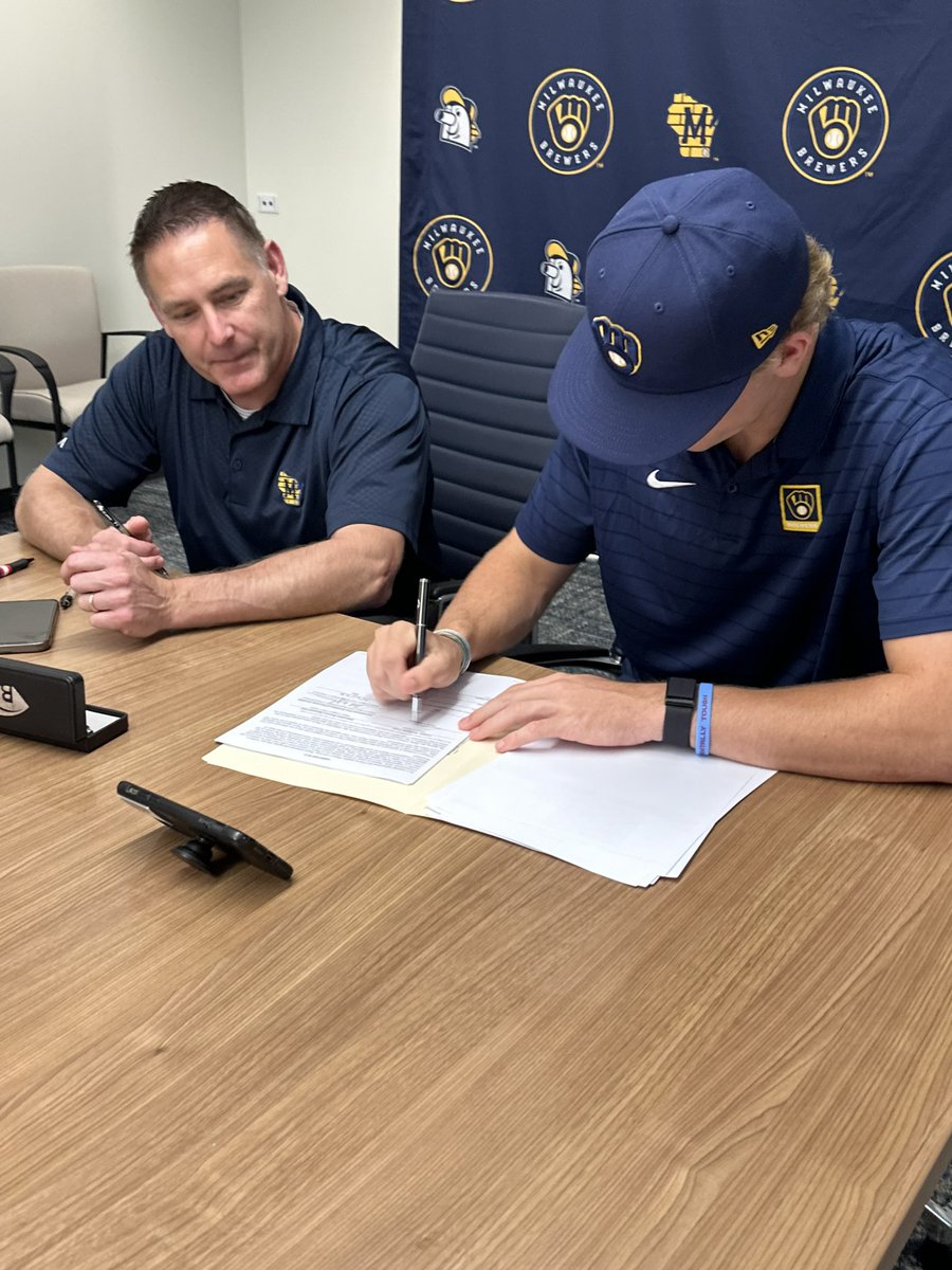 Brewers's tweet image. Two more of our newest Brewers!
 
Meet Cooper Pratt and Eric Bitonti, our Draft picks who signed today at our Arizona complex.

#ThisIsMyCrew