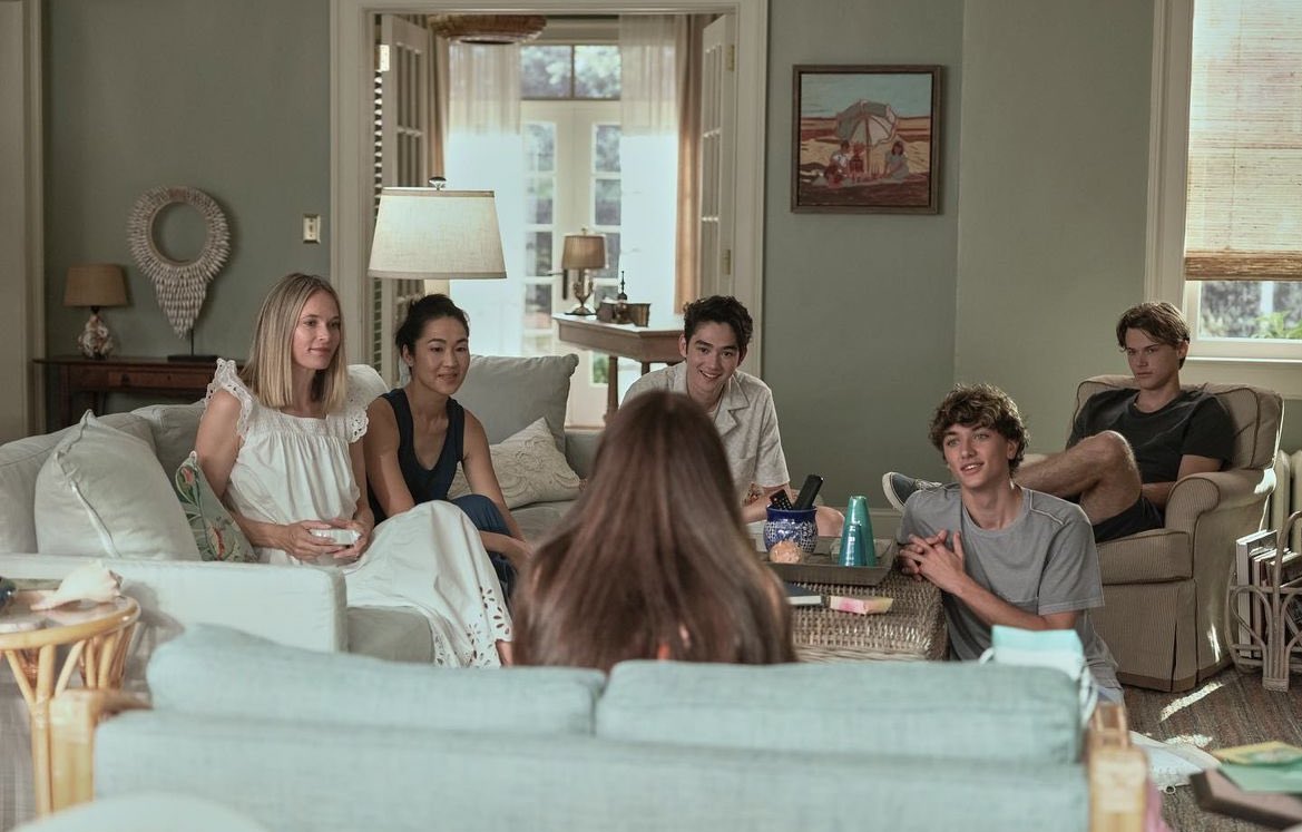 bellysinfinite's tweet photo. the entire beach house had susannah written all over it. the paintings she had done in the summer, the memories made from every summer spent there and the magic that she felt there. and now julia has completely WIPED it free of susannah and her memory my heart is HURT https://t.co/EbwwV92wVy