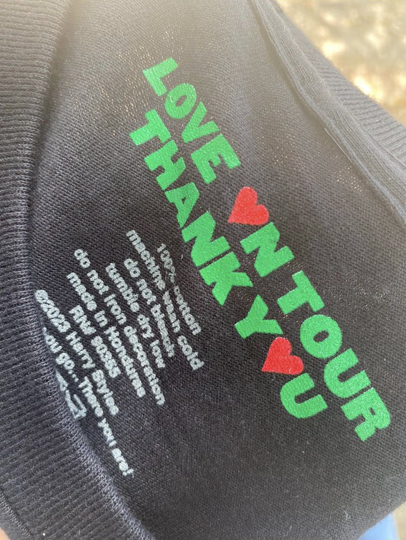 hstbrasil's tweet photo. ‘Welcome to the final show’ 🤧
Merch exclusivo do último show da ‘Love On Tour’! Alguém está preparado? 🥺♥️

#LoveOnTour #HarryStyles #LoveOnTourReggioEmilia https://t.co/9zALPiRWrr