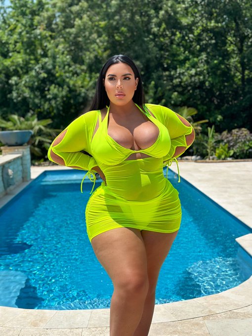 A little neon moment 😊 https://t.co/0ILj8NXjpI