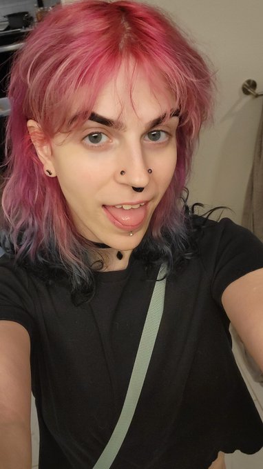 always blows me away how getting my eyebrows threaded + tinted relieves so much dysphoria when im not