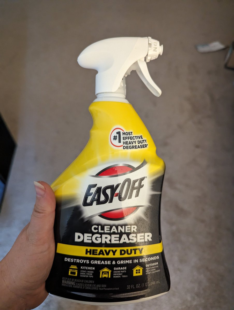 oUbObCt's tweet image. Spider problem but it&apos;s too high up to be able to smash? No spider spray in the house? No problem! Just grab that bottle of Easy Off Heavy Duty cleaner degreaser and spray until they drop dead!  #pestcontrolhack #itwasadaddylonglegs