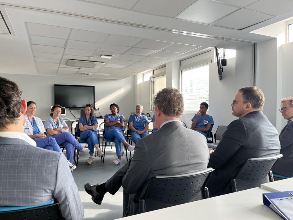 Chacun a son histoire. La mienne est passée longuement par un service de réa. de la Pitié. Pour les soignants rencontrés ce soir dans cet hôpital, les attentes convergent : besoin de sens, de temps pour le soin, de faire équipe dans le service… Notre feuille de route est claire.