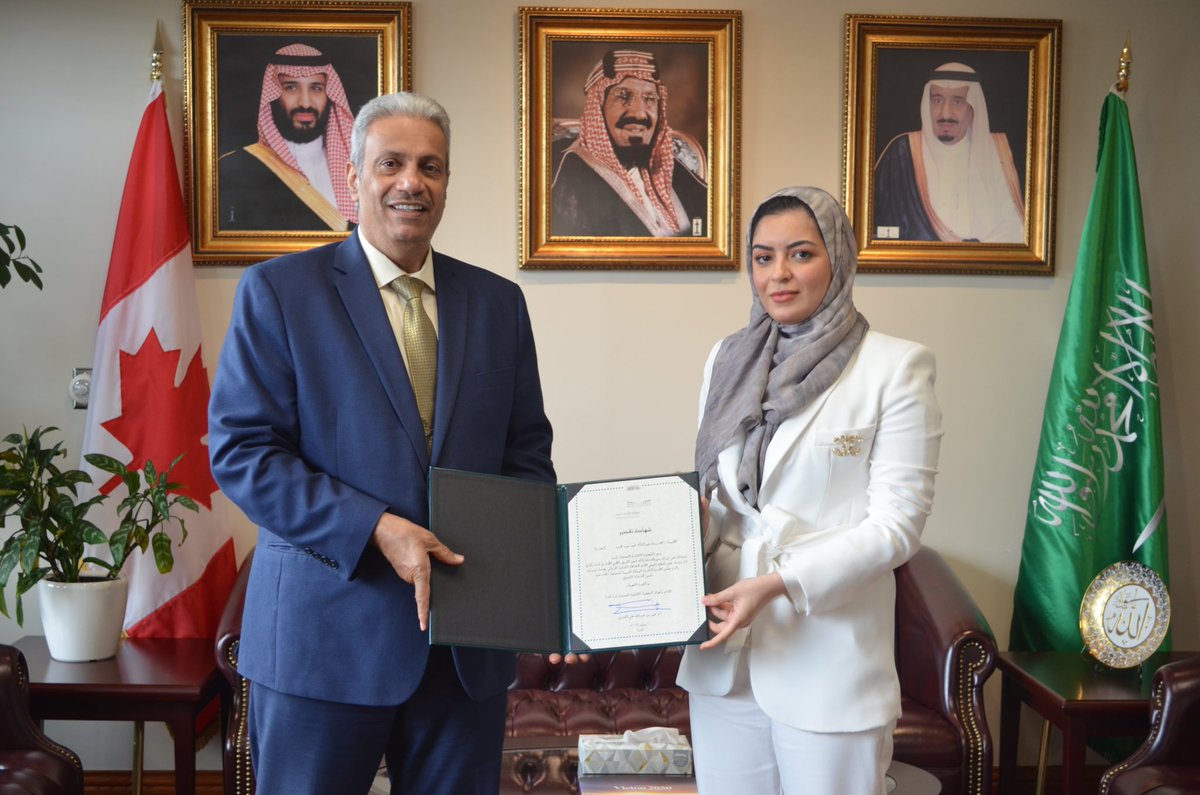 SaudiBureau's tweet photo. مشاركة الطبيبة المبتعثة / آلاء بنت عبد الملك طيب كعضو رئيسي ضمن أول فريق طبي في كندا يجري أول عملية من نوعها لعلاج اعتلال الشبكية الوراثي بالحقن الجيني، حيث لاقى الإنجاز الإشادة والتقدير من قبل الجهات الرسمية في كندا على المستوى الإعلامي.

وتقديرًا لجهود الطبيبة قامت الملحقية بتكريمها نظير جهودها وتميزها.
 
لمزيد من التفاصيل الضغط على الرابط:

https://t.co/FqYaRxI3Ix