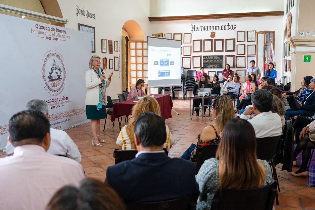 Conferencia magistral 'Empower Yourself' a cargo de Jossette Dijkhulzen en el marco del evento 'Las Claves para el Autocuidado de las Mujeres en el Ámbito Empresarial'. #ElEjemploArrastra