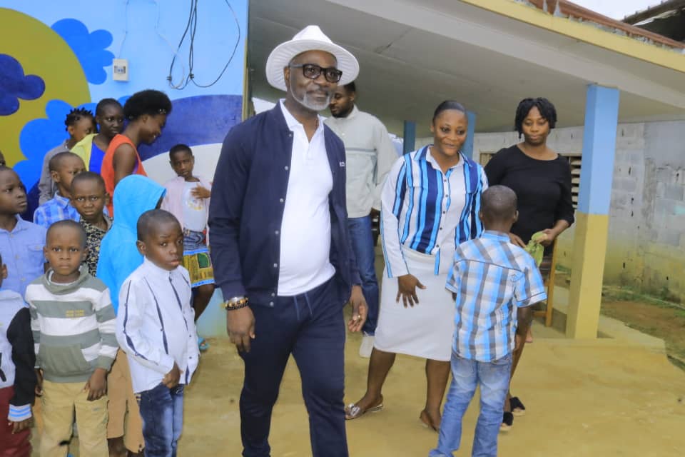CSMezuiObiang's tweet photo. Ce vendredi 21 juillet 2023, conformément à la politique de solidarité prônée par le Président de la République, Chef de l'Etat, Son Excellence @PresidentABO , j'ai visité l'orphelinat "Cris d’enfants", situé au quartier Methui, dans le 1er  arrondissement de  la commune d'Oyem https://t.co/8l5Lz4rPcs