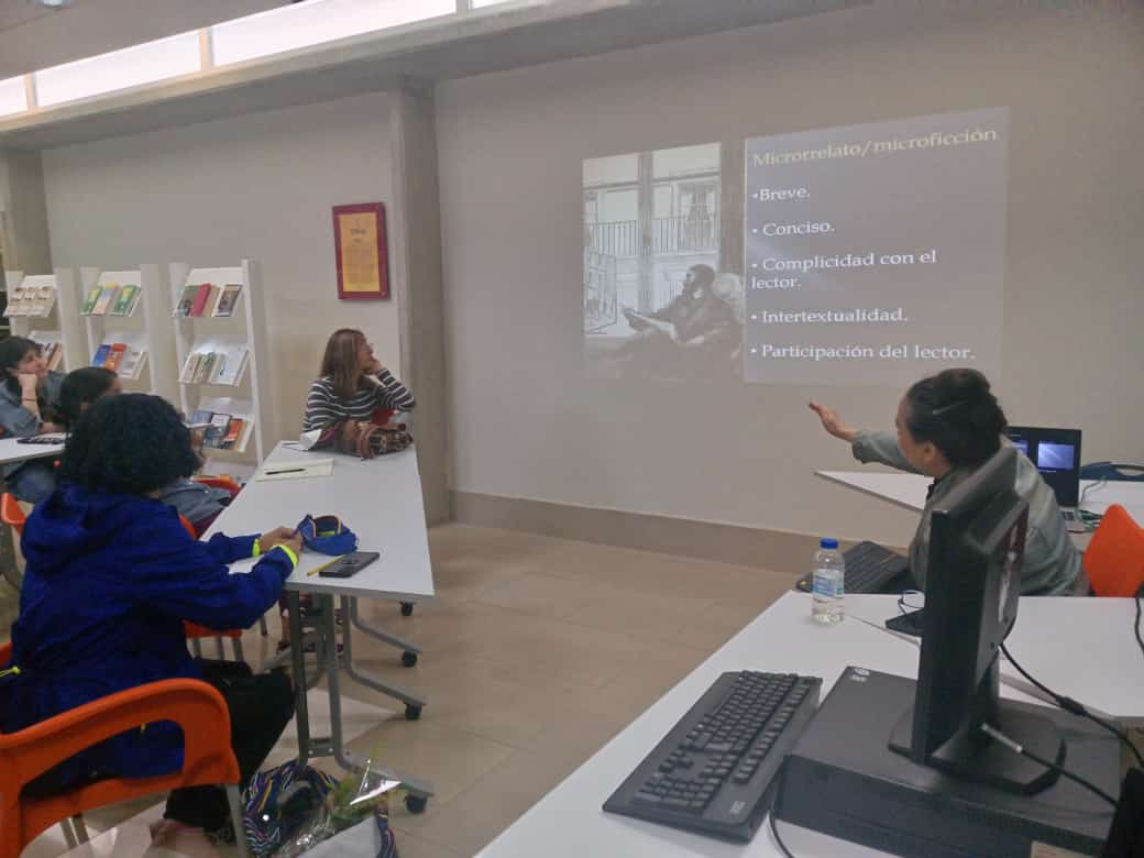 BibliotecaUCAB's tweet photo. Los participantes, al leer estos breves pero densos escritos, debatieron sobre las posibles interpretaciones y las técnicas usadas por sus autores.

@Contexturas_ORG https://t.co/CU1xyVPv3n
