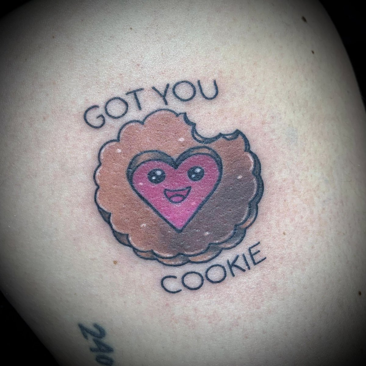 Hayley tattooed these adorable matching cookie tattoos with a New Girl reference for some best friends last week! 🍪