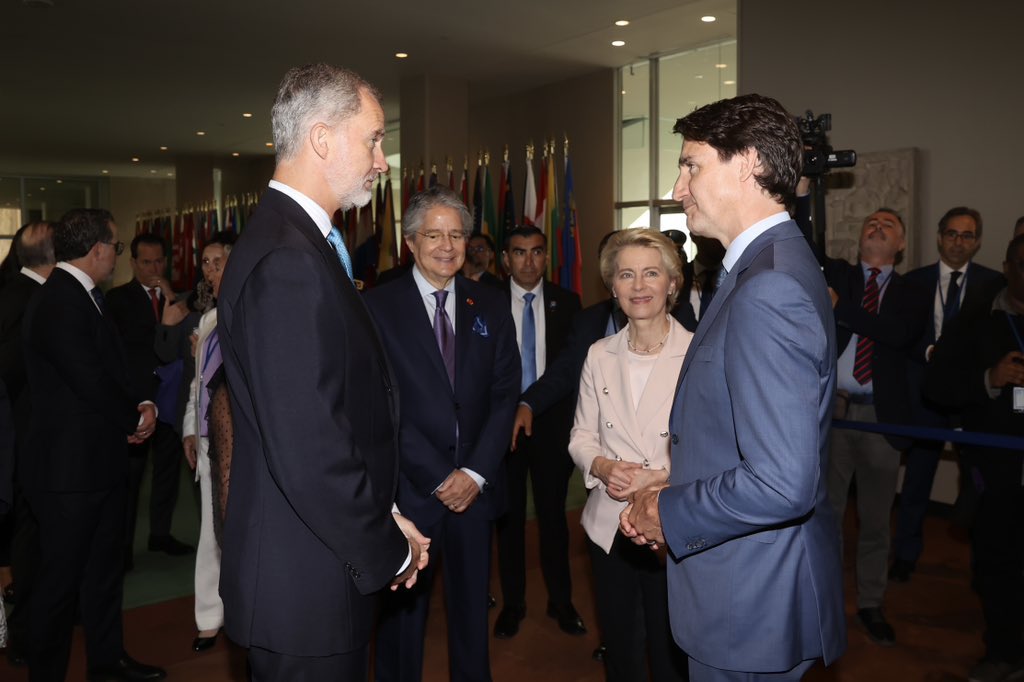 EmbEspCanada's tweet photo. Fantastic meeting of His Majesty the King @CasaReal with Prime Minister @JustinTrudeau and European Commission President @vonderleyen at the #WorldLawCongress 🇪🇸🇨🇦🇪🇺
#EU2023EN @eu2023EN https://t.co/GbAJoWp9f7