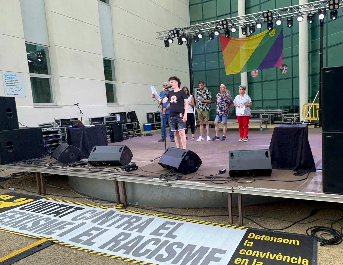 UCFRcat's tweet photo. 🏳️🌈 Hem participat de la #TaulaRodona 'Fem front a l'odi i a l'LGTBI-fòbia', amb @OCL_H @fagc_catalunya @AjRipollet en el marc de #RipoLGTBI
VO❌ és una amenaça per a la democràcia.
Podem i hem d’aturar-los!
#StopVOX #StopLGTBIfòbia #StopTransOdi https://t.co/LKhRwpIWIT