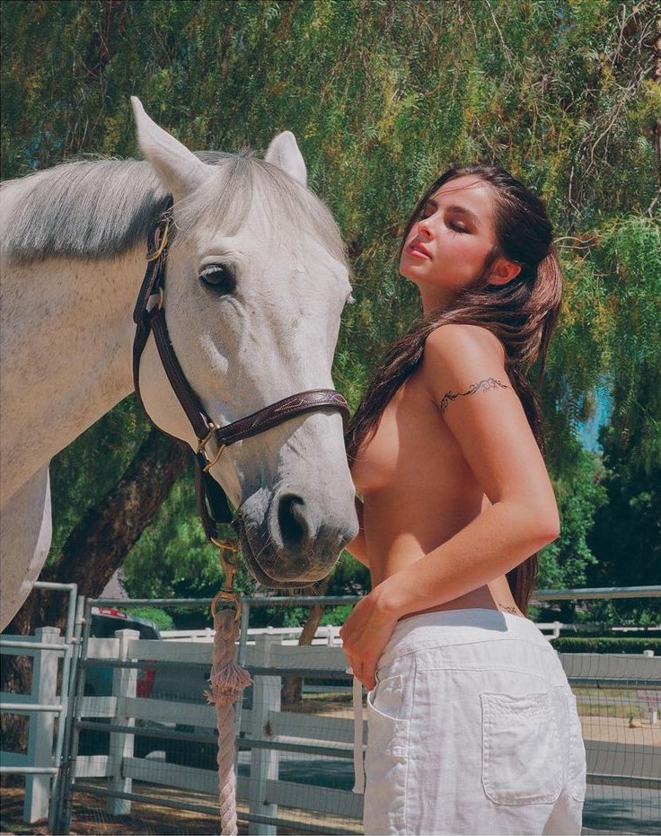 RT @MESSOVERU: addison rae recreating angelina jolie’s rolling stone photoshoot will forever scream iconic https://t.co/ZNJmblod9D