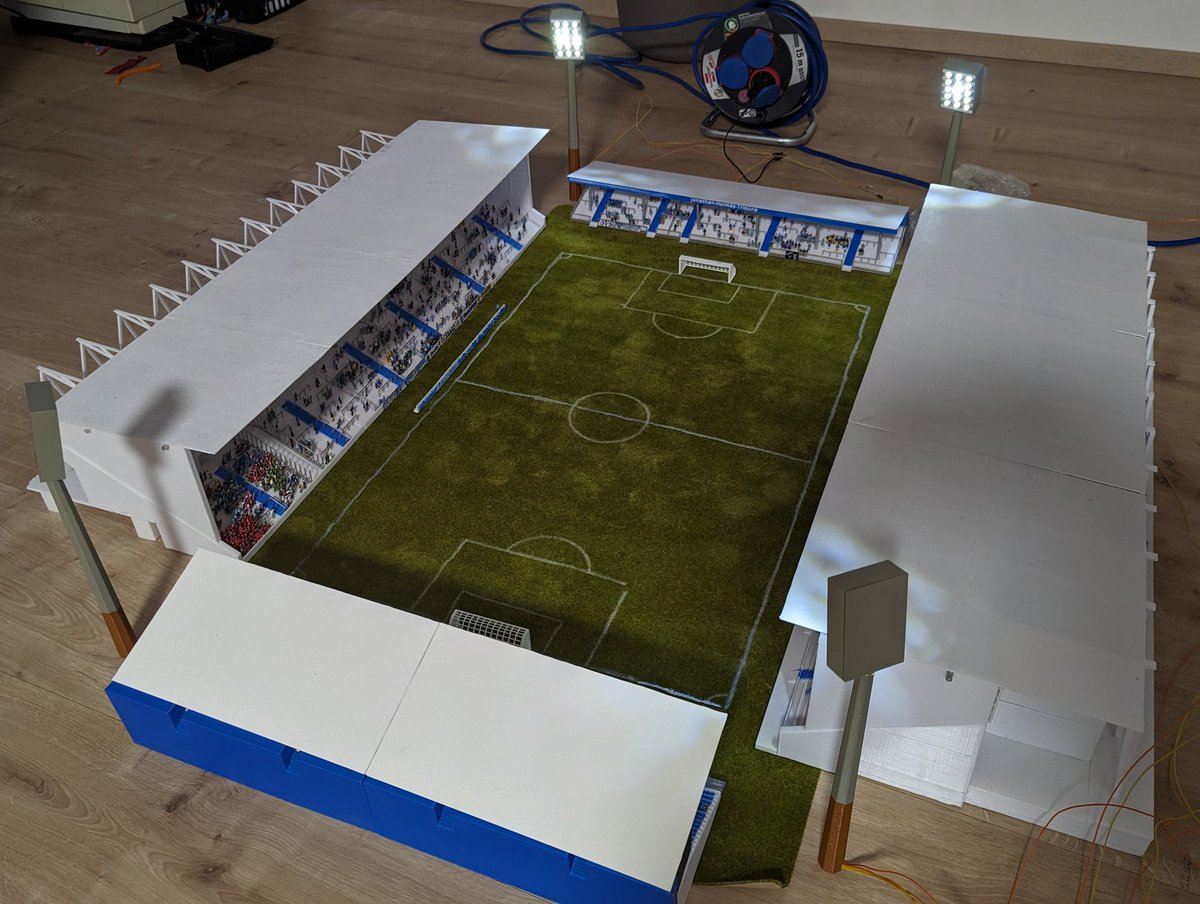 SFlutlicht's tweet photo. Freitagabend! Flutlichtspiel am #Boellein3D

3/4 Masten im Einsatz

Wer noch einen Platz im Stadion wünscht:
Einfach eine Spende an ,Du musst kämpfen' entrichten (einer Orga. zur Unterstützung krebskranker Kinder) u sich bei mir melden. Alle Infos hier:
https://t.co/jv6lRYXn6h https://t.co/wuy060CNCG