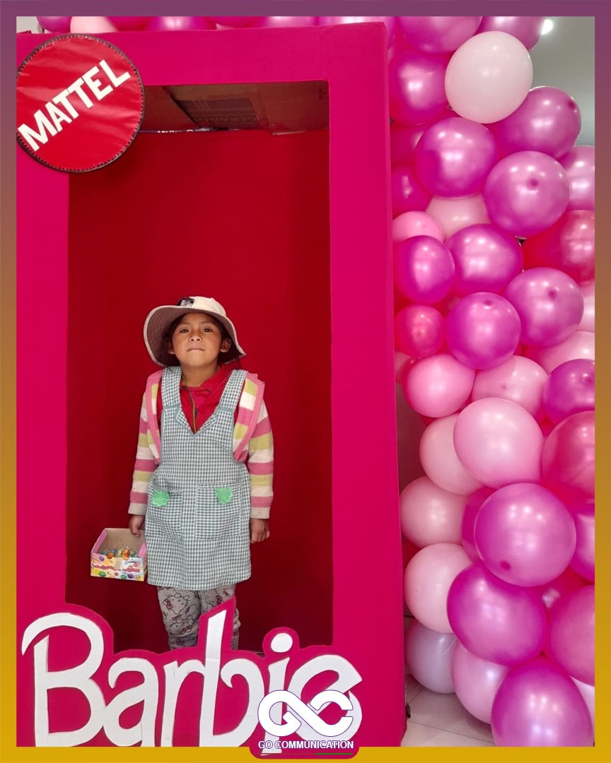GoComBolivia's tweet photo. 📌#Bolivia | Es la foto más hermosa del #BarbieChallenge. Una niña que al ver una caja en Tiendas Best de #Cochabamba, pidió sacarse una fotografía, le aceptaron y le tomaron este retrato que vale oro, por el gesto y la inocencia y amor de la niñez.

#Barbie #Hermoso https://t.co/YGahDykb6t