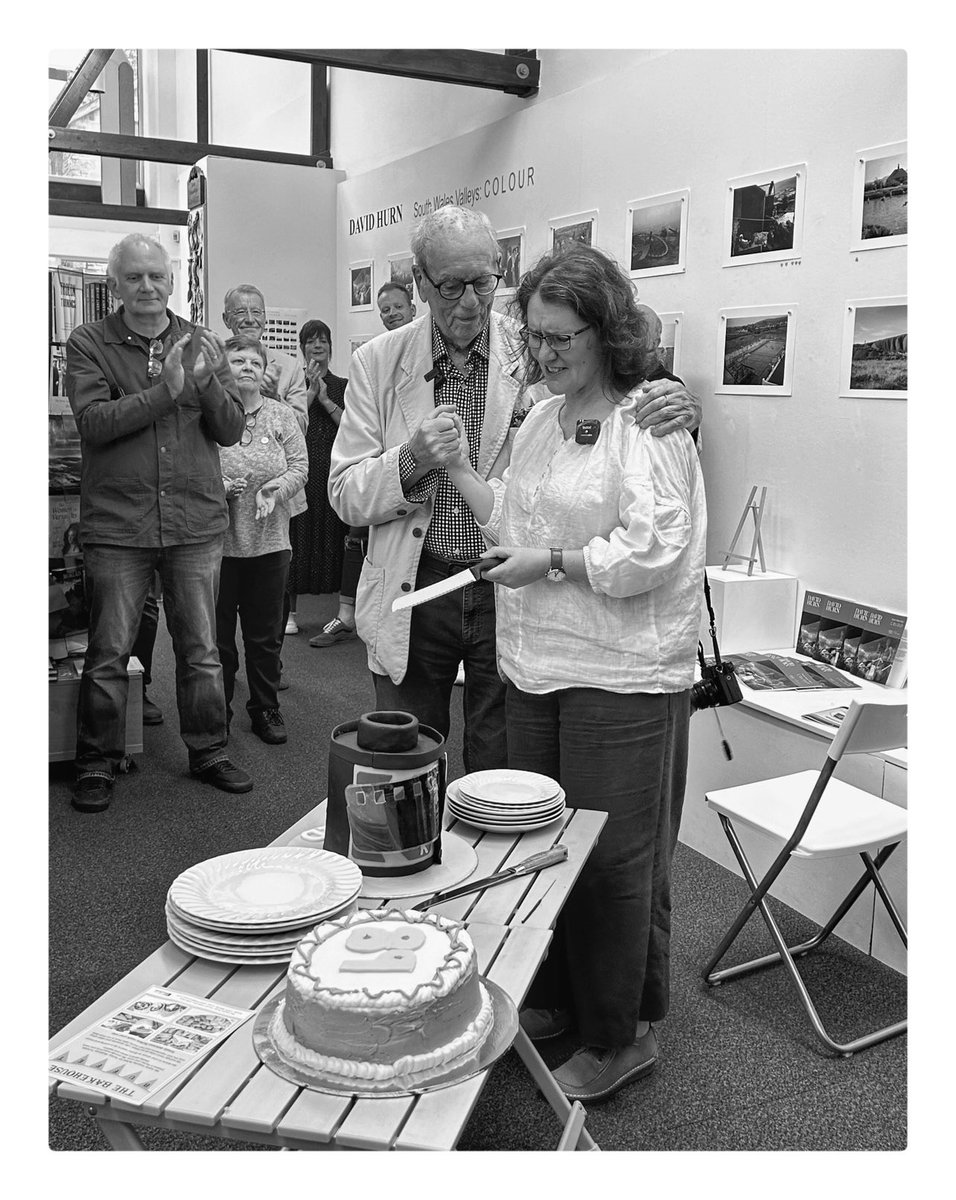 A lovely evening celebrating the opening of David Hurn’s new exhibition, South Wales Valleys: Colour at @wood4tt but perhaps more importantly his 89th birthday 🥳
#hurnday #photography #davidhurn
