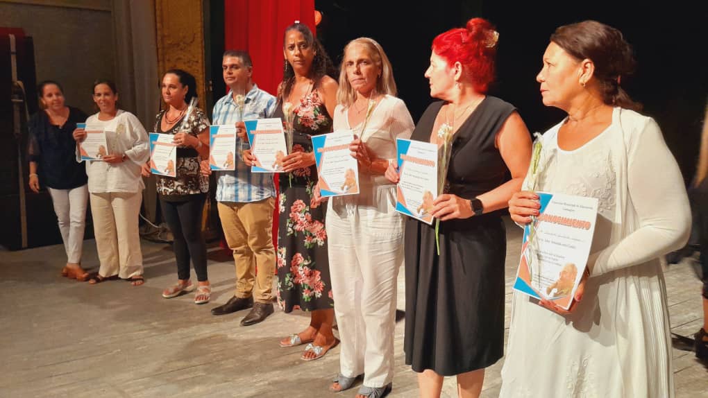 #EducadoresCamagueyanos 
Celebran Acto de fin de Curso en el municipio #Camagüey y reconocen a educadores destacados
<a href="/escuredo_mercy/">María Mercedes Escuredo Olazabal</a> 
<a href="/DPECAMAGUEY/">Dirección Provincial Educación Camagüey</a> 
<a href="/CubaMined/">MINED</a>