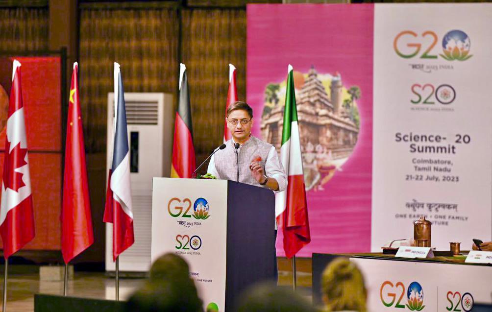 sanjeevsanyal's tweet photo. Was in Coimbatore yesterday to speak at the concluding session of the Science20 track of G20. Also had the good fortune of an interesting discussion with @SadhguruJV https://t.co/8yvKMkS7s7
