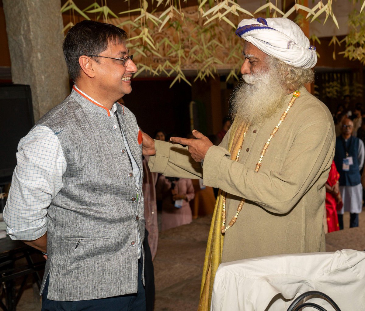 sanjeevsanyal's tweet photo. Was in Coimbatore yesterday to speak at the concluding session of the Science20 track of G20. Also had the good fortune of an interesting discussion with @SadhguruJV https://t.co/8yvKMkS7s7