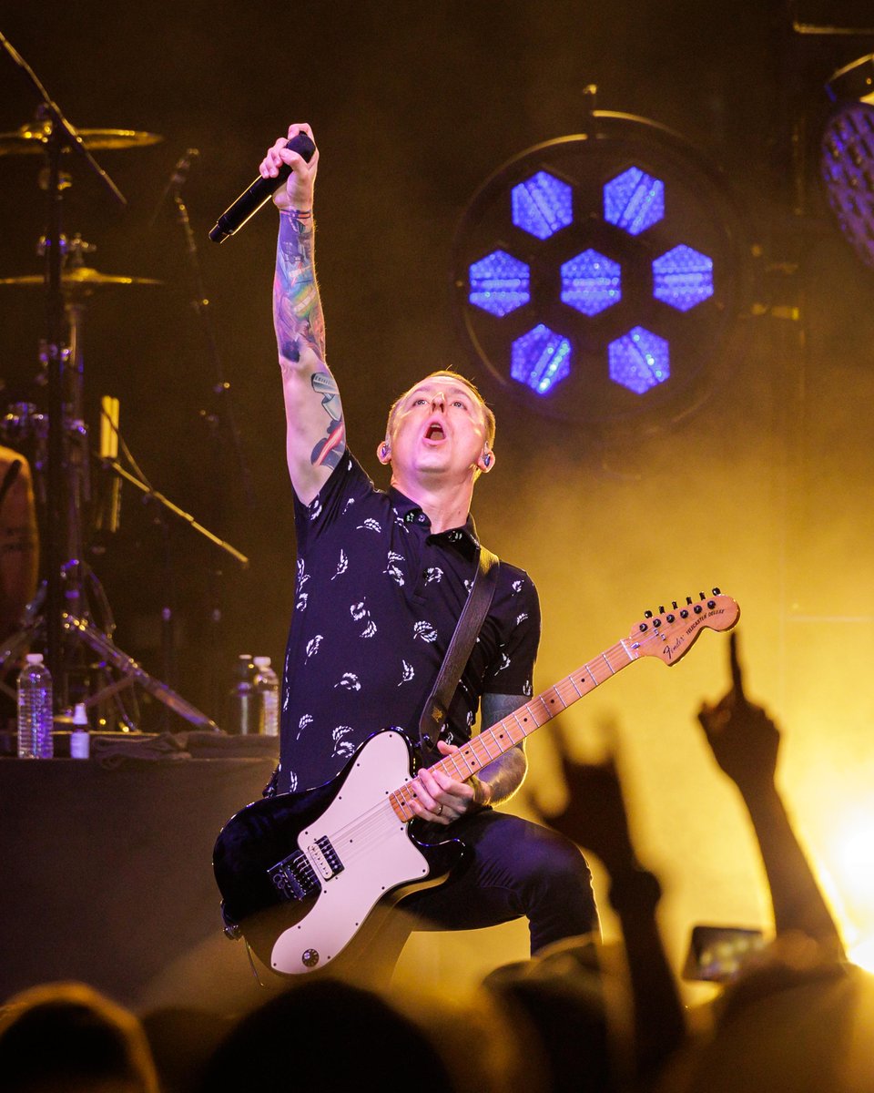 SynovusBankAmp's tweet photo. "There's a place off Ocean Avenue
where I used to sit and talk with you" 🎶 

A little rain couldn't stop @Yellowcard from delivering a nostalgic celebration for 20 Years Of Ocean Avenue! 🌊 Thanks for weathering the storm and rockin' with us! 🤘 https://t.co/tsT034FUT2