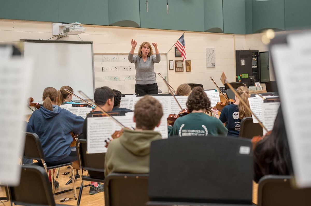 🎶 Stephanie Jones, our incredible MHS Orchestra Director, has been nominated for the Manilow Music Teacher Award! Today is the last day to vote to help support Mrs. Jones &amp; the Mason Orchestra Program.  🎻 VOTE HERE:
on.barrymanilow.com/trk/mmpaugcinc…