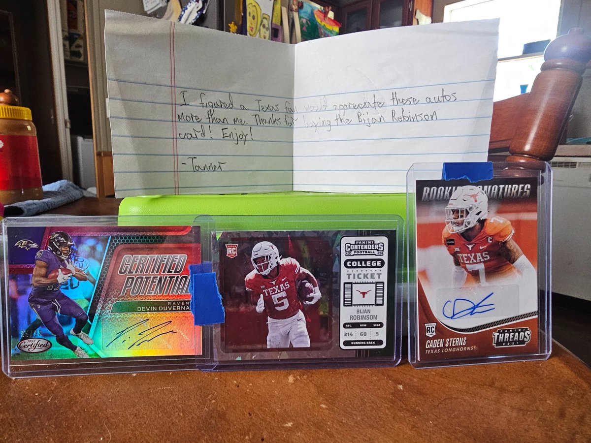 BrandinOfferman's tweet photo. I received my bijan cracked ice green today 4/6 and the guy I purchased from on ebay sent me a note along with it. Saying he knows a texas fan will appreciate a devin duvernay auto and caden sterns auto more than him. All I ca. Say is thank you.... and I LOVE THIS HOBBY https://t.co/yu88SjNYmm