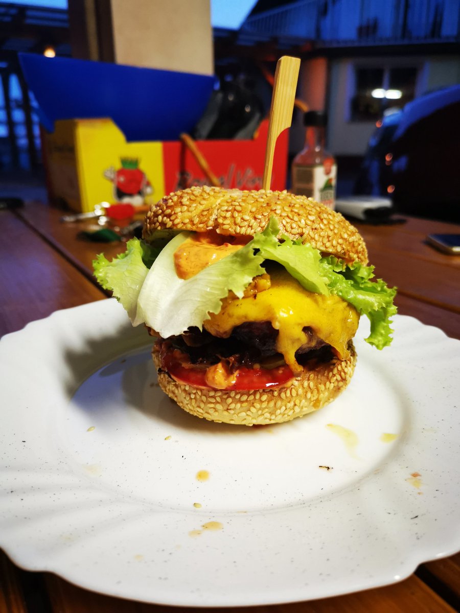 MitjaKarlin's tweet photo. Aj rulz 🍔🍔💪🍻😘 https://t.co/bnD9bcA4ao