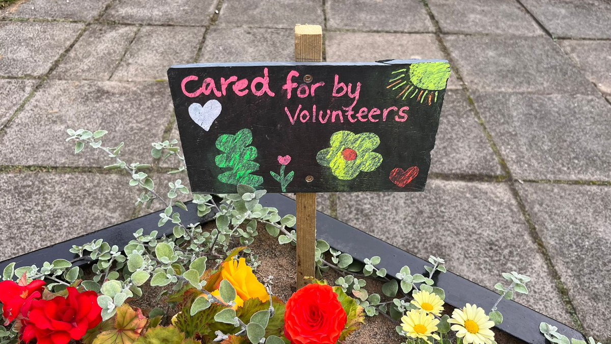CambuslangCC's tweet photo. The refurbished &amp; replanted Silverbank planters are looking fabulous! A big thank you to the @SouthLanCouncil Land Services &amp; Unpaid Work teams, Bell Decorating &amp; our great @CambuslangCC volunteers. And special thanks to wee Archie for the slate signs that add a lovely touch! 😍 https://t.co/u3xK0rC8uI