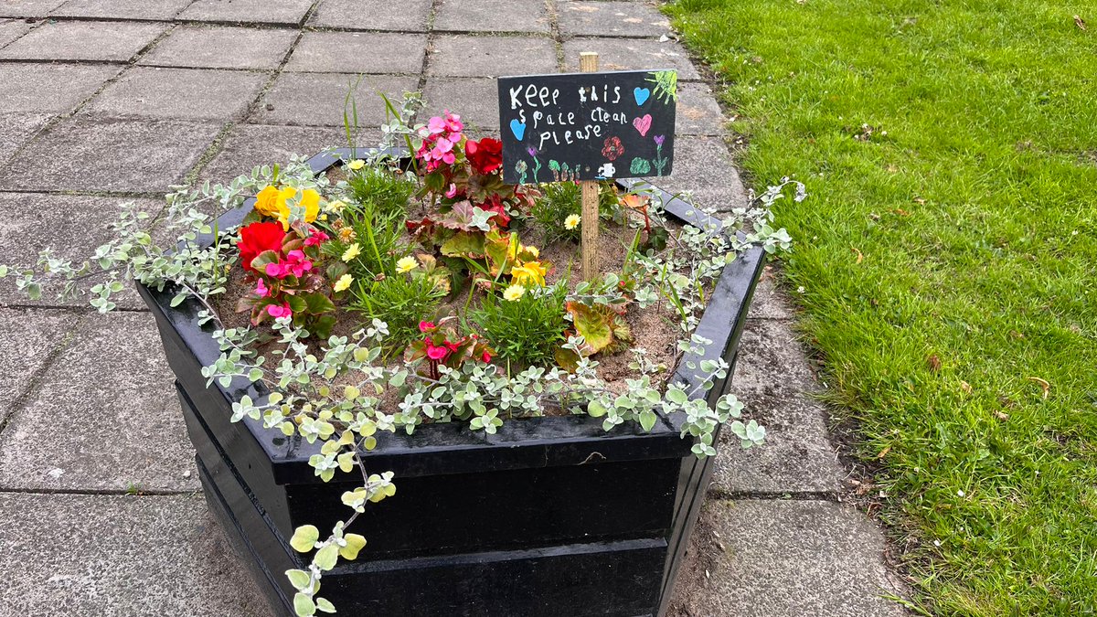 CambuslangCC's tweet photo. The refurbished &amp; replanted Silverbank planters are looking fabulous! A big thank you to the @SouthLanCouncil Land Services &amp; Unpaid Work teams, Bell Decorating &amp; our great @CambuslangCC volunteers. And special thanks to wee Archie for the slate signs that add a lovely touch! 😍 https://t.co/u3xK0rC8uI