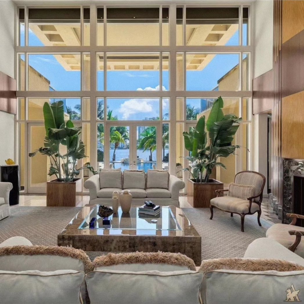 theulthouse's tweet photo. Rick Ross crib. https://t.co/TLKTNCC8W3