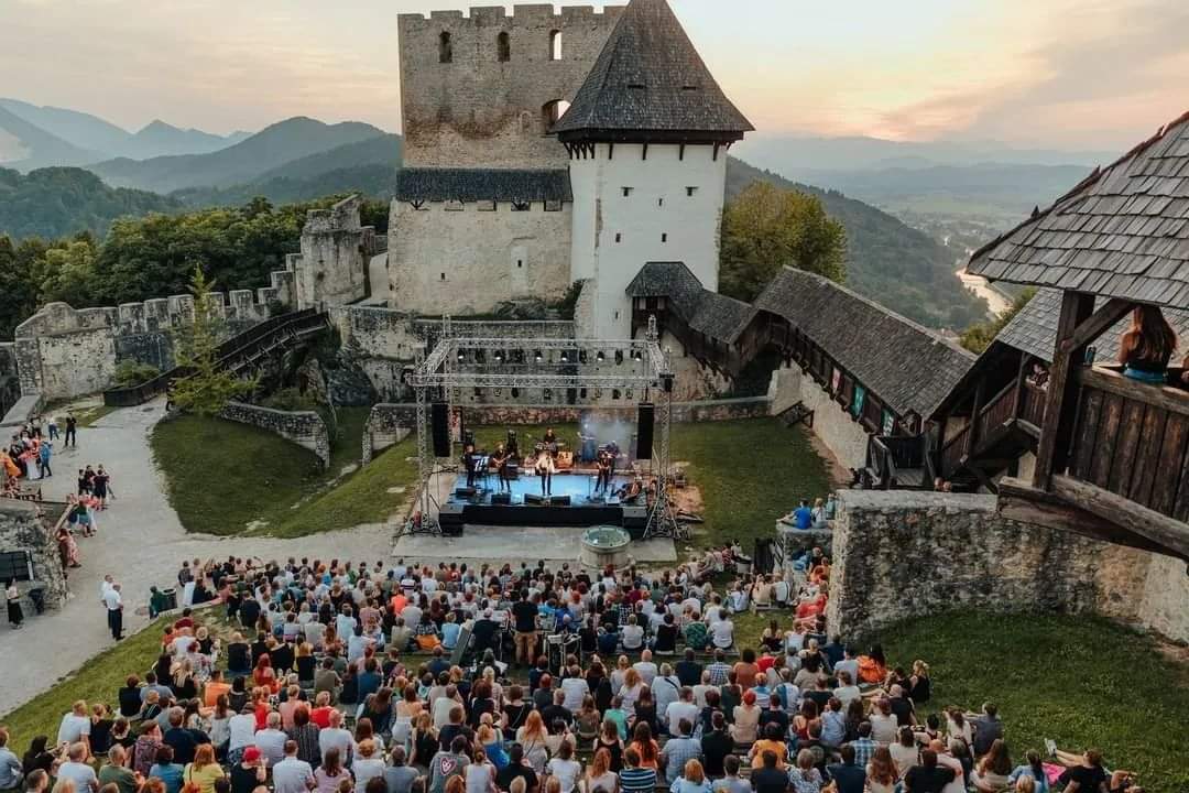 👉 Dobra družba, glasba 🎶, čudovit ambient 🏰 in sproščeno poletno vzdušje 👒 na Starem gradu Celje so pravi razlog, da obiščete Celje in si privoščite kratek odklop.
⭐⭐⭐
#visitcelje #cityofcounts #celje #ifeelsLOVEnia #mojaslovenija
