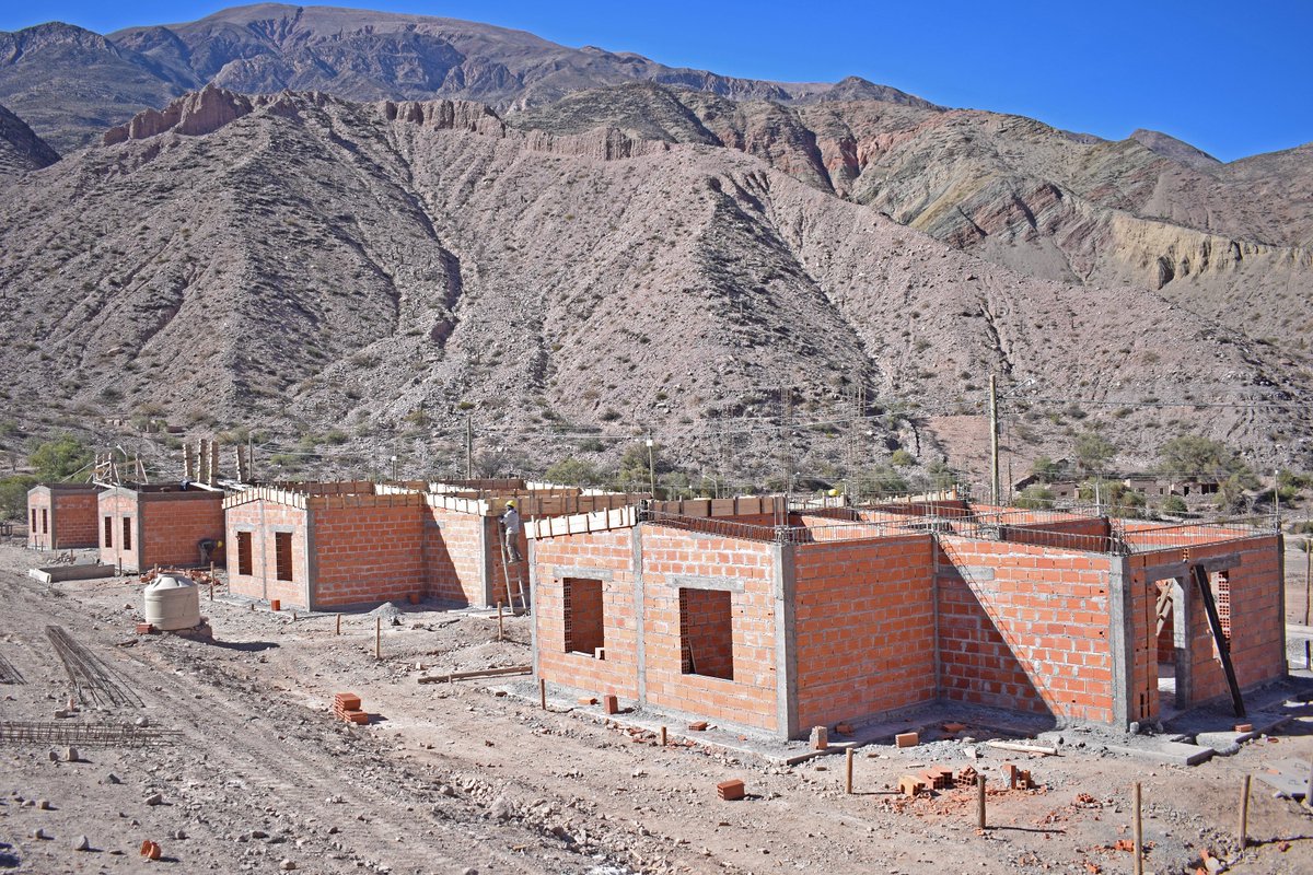 IVUJVivienda's tweet photo. Vecinos de #Purmamarca y funcionarios de @infrajujuy, dialogaron sobre las obras en ejecución en la zona. 🏗️
En el encuentro, el presidente del #IVUJ @GustavoMuro9, habló de la edificación de 20 viviendas ubicadas en el barrio 18 de abril "#Coquena", 🏘️
▶️ https://t.co/17Tss3GcD3 https://t.co/aLAZkVKoGv
