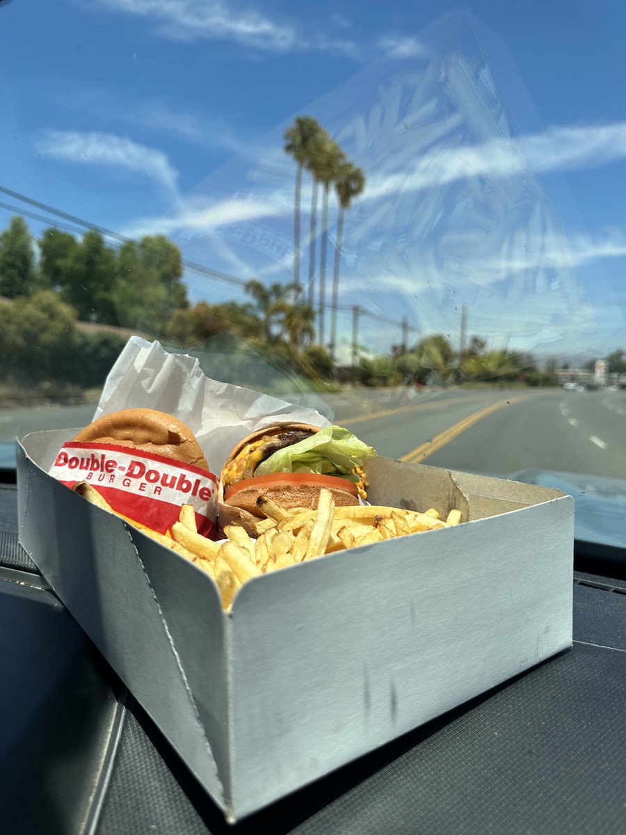 CovfefeKatie's tweet photo. The lunatic lefts #boycottinnout is a bust. 
In fact they have to make two lines to accommodate their loyal customer base. 
Make sure you get some @innoutburger this weekend. #innoutburger #innout 
👊😎🍔👍🇺🇸 https://t.co/cIqxoIxgxf