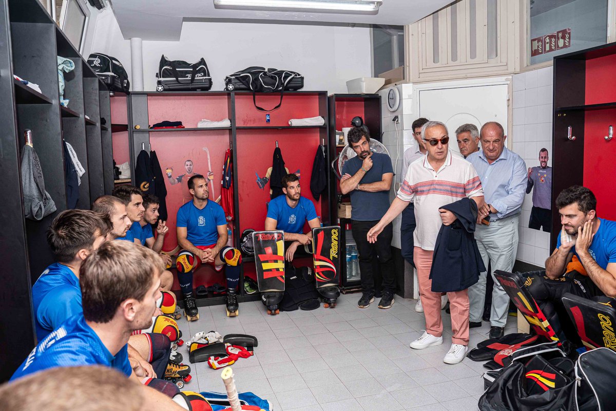 El Presidente del @COE_es, Alejandro Blanco, ha hecho el saque de honor antes de la semifinal del Europeo de hockey patines ante Italia 🇮🇹

🙌 ¡Muchas gracias por venir a apoyar a la selección más laureada del deporte español! 🇪🇸

#OKEURO #ElCorazónDeEspaña❤️💛