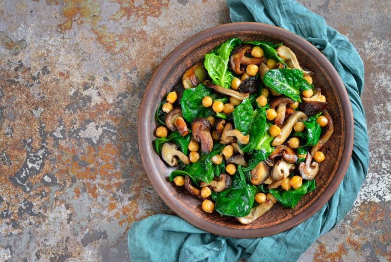 CocinayVino's tweet photo. Cena ligero y duerme tranquilo con esta ensalada🥗 de espinacas con garbanzos y champiñones🍄. https://t.co/gWLwx0nbyc https://t.co/aVCvIu9TPr