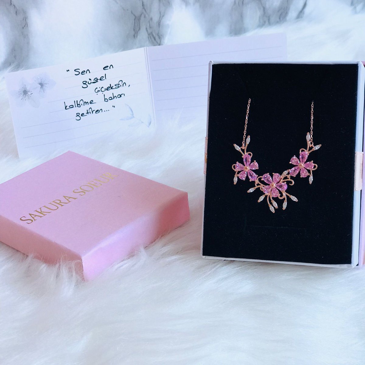 Çekiliş🎉🎉

Hediyen Sakura Soeur'dan olsun ❤️

Tweet'i beğen, yoruma kalp bırak, hediyeni göndermemiz için bizden DM bekle 🎁