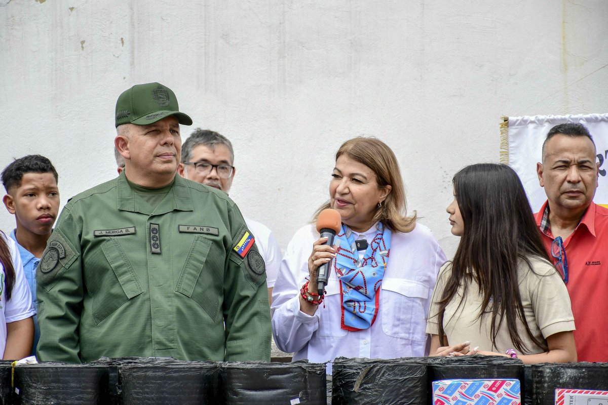 _LaAvanzadora's tweet photo. Las Bricomiles continúan recuperando y embelleciendo los espacios educativos.

Desde la U.E.N. Humberto Parodi Alister, parroquia San Pedro, se trabaja junto a la comunidad, estudiantes, docentes y la FANB adecuando todas las áreas para la educación de calidad.

@NicolasMaduro https://t.co/XYmGALyhkX
