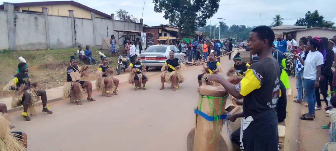 elsanjiale's tweet image. Le groupe de #danse de Mengan, est bien en poste et revisite le riche patrimoine #Bulu 
#BiaSoMengong
@BelFondNation