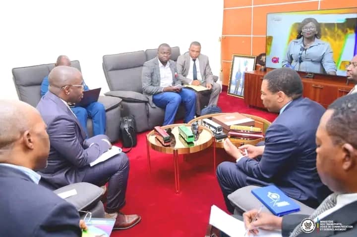 La RDC  et la Tanzanie entendent renforcer leur partenariat dans le secteur de transport. C'est dans ce cadre que le ministre des TVCD ,  Marc Ekila, a reçu en audience, le mardi 20 juillet, à Kin, son collègue tanzanien en charge des Finances, le docteur Mwigulu Lameck