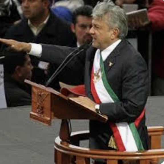ryo_hermoso's tweet photo. Como quisiera poder regresar al 2006 nomas para volver a disfrutar como mi Presidente @FelipeCalderon le ganó a López. 

Y el muy ridículo López se auto nombró presidente legítimo, juar juar juar 😝🤣🤣🤣🤣🤣

Con mucho orgullo les digo, que yo voté por Calderón, quien mas voto por él?
       👇🙋‍♀️