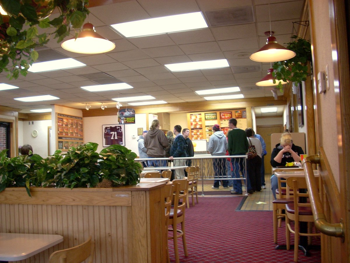 NostalgiaFolder's tweet image. going to Wendy's in the 2000s