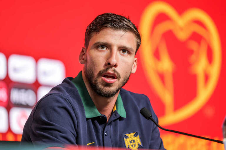 CabineSport's tweet photo. Rúben Dias não concorda com Ronaldo

"Primeiro de tudo, o futebol saudita está a enviar uma mensagem. Creio  que ninguém sabe o que realmente vai acontecer. Estamos todos aqui à  espera de saber como vai correr tudo, mas apenas posso falar do presente  e acho que, no presente, a Premier League e a Europa, em geral, continuarão a ser mais competitivas."
